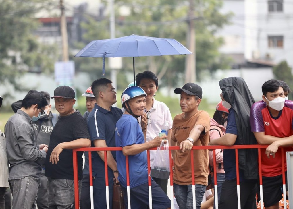 Người hâm mộ háo hức mua vé xem trận đấu tuyển Việt Nam gặp Nepal - 2 Người hâm mộ háo hức mua vé xem trận đấu tuyển Việt Nam gặp Nepal - 2