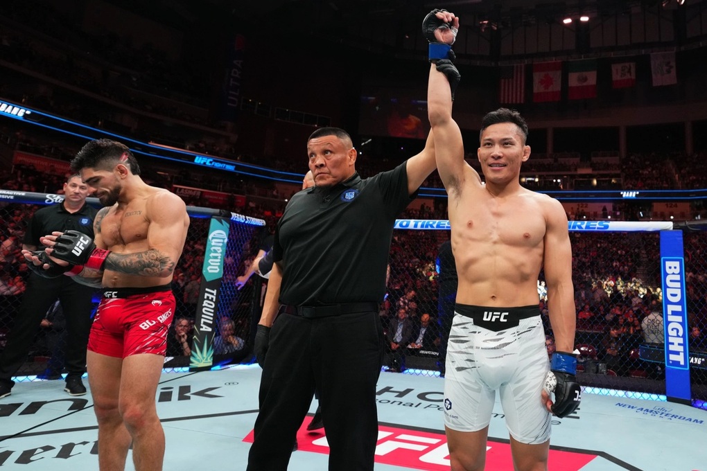 Võ sĩ Việt Nam đánh đối thủ bất tỉnh, giành chiến thắng vang dội ở UFC - 2 Võ sĩ Việt Nam đánh đối thủ bất tỉnh, giành chiến thắng vang dội ở UFC - 2