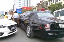 Rolls-Royce Phantom Rồng bị Mazda3 tông móp