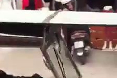 Xe chở tôn trần trên phố - "Máy chém" di động?