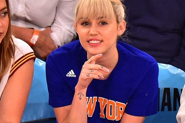 Miley Cyrus nền tính và dịu dàng hơn khi tái hợp tình cũ