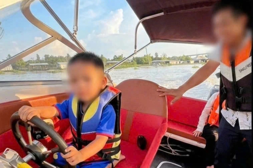 Con trai 4 tuổi lái ca nô trên sông, cha quay clip đăng mạng xã hội - 1