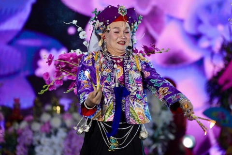 Xuân Hinh hát chầu văn, Phương Mỹ Chi mang loạt hit "đãi" 25.000 khán giả