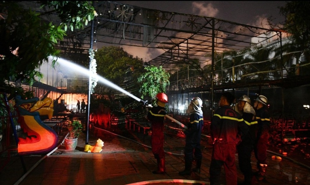 Nhà hàng ăn uống ở Hà Nội cháy ngùn ngụt lúc rạng sáng - 2 Nhà hàng ăn uống ở Hà Nội cháy ngùn ngụt lúc rạng sáng - 2