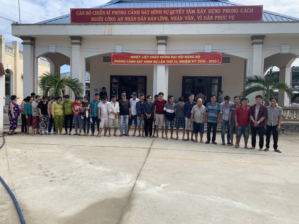 Triệt phá sòng bạc 56 người, thu giữ hơn 560 triệu đồng - 1 Triệt phá sòng bạc 56 người, thu giữ hơn 560 triệu đồng - 1