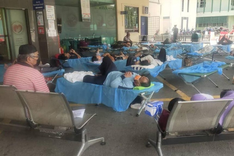 Ca mắc Covid-19 cao kỷ lục, bệnh nhân Malaysia nằm la liệt - 1 Ca mắc Covid-19 cao kỷ lục, bệnh nhân Malaysia nằm la liệt - 1