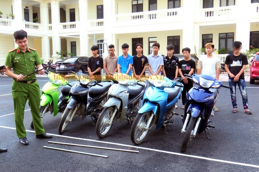 Nhóm thanh niên mang theo dao, túyp sắt vô cớ tấn công người đi đường - 1 Nhóm thanh niên mang theo dao, túyp sắt vô cớ tấn công người đi đường - 1