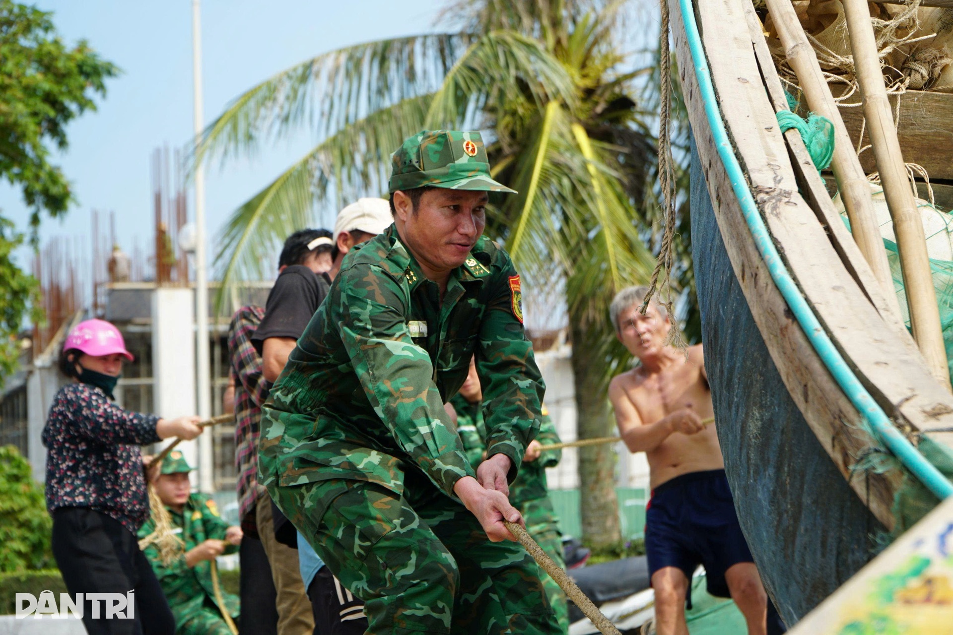 Các tỉnh, thành miền Trung hối hả trước giờ bão Kajiki đổ bộ - 2 Các tỉnh, thành miền Trung hối hả trước giờ bão Kajiki đổ bộ - 2