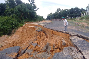 Công trình chống sạt lở chưa xong đã... sạt lở