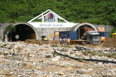 Lũ quét bít kín cửa hầm Hải Vân, kẹt xe kéo dài 2km