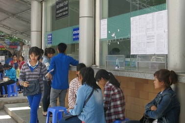 Thí sinh căng thẳng theo dõi từng buổi nộp hồ sơ