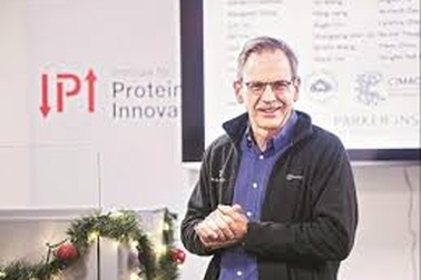 Gặp giáo sư đổi đời thành tỷ phú nhờ Covid-19 nhưng vẫn đạp xe đi làm