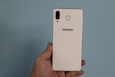 Đập hộp Galaxy A8 Star - mặt lưng tựa iPhone X