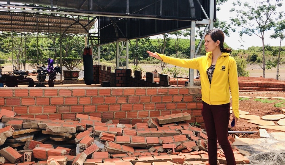 Người dân bất bình tố công ty nổ mìn khiến đá văng và sập tường tại Gia Lai - 2 Người dân bất bình tố công ty nổ mìn khiến đá văng và sập tường tại Gia Lai - 2