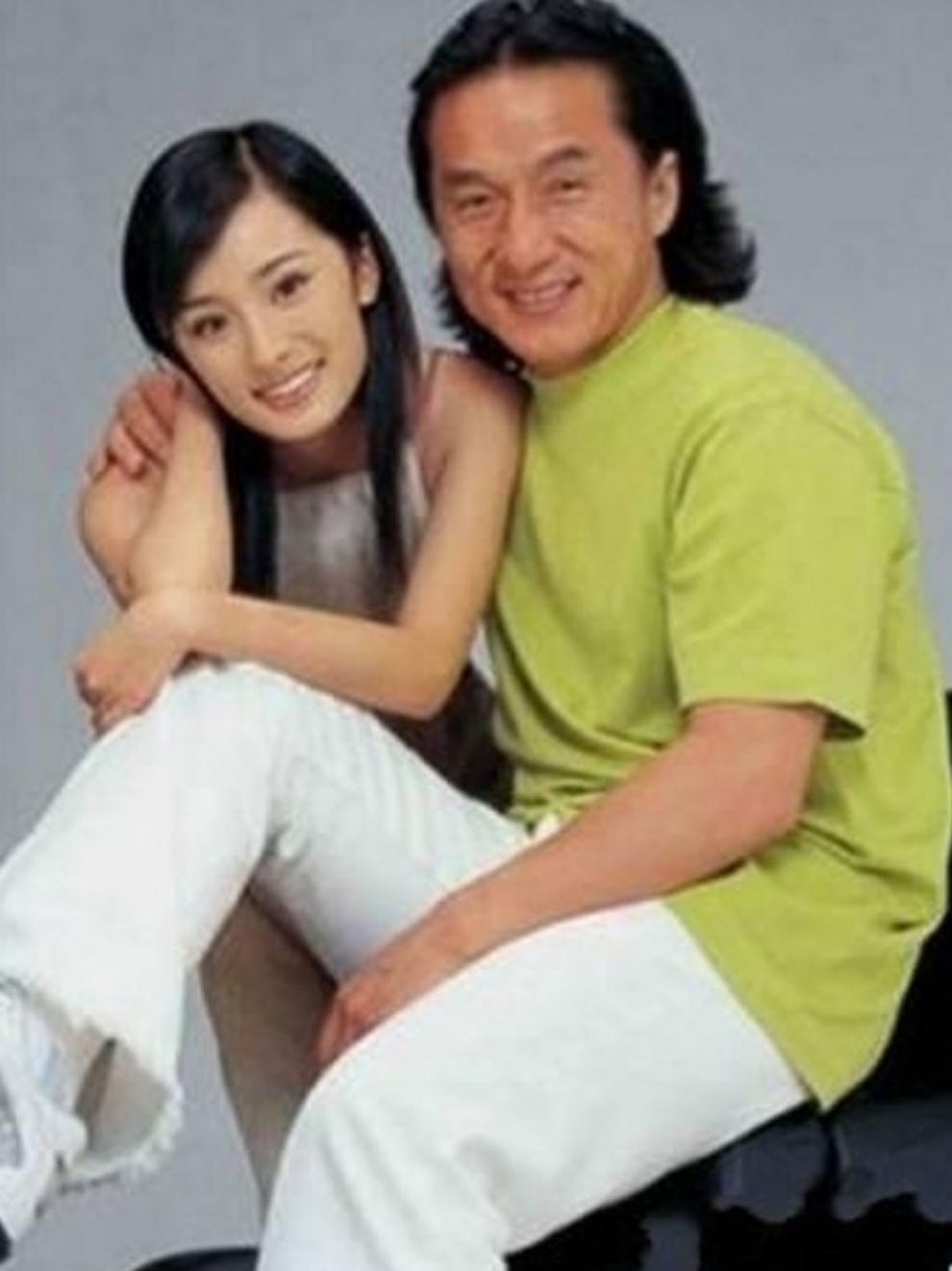 Sốt ảnh Dương Mịch thời thiếu nữ ngồi bên Thành Long... quảng cáo xe máy - 2