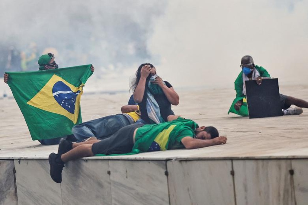 Biểu tình bạo loạn tại Brazil, nhiều tòa nhà chính phủ bị đập phá - 7 Biểu tình bạo loạn tại Brazil, nhiều tòa nhà chính phủ bị đập phá - 7