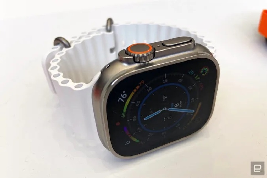 Apple Watch Ultra với màn hình và các phím bấm kích thước lớn (Ảnh: Engadget). Apple Watch Ultra với màn hình và các phím bấm kích thước lớn (Ảnh: Engadget).