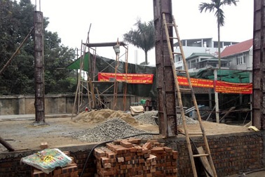 Phường Đông Ngạc ra hàng loạt quyết định xử lý, công trình vi phạm vẫn “thách thức”