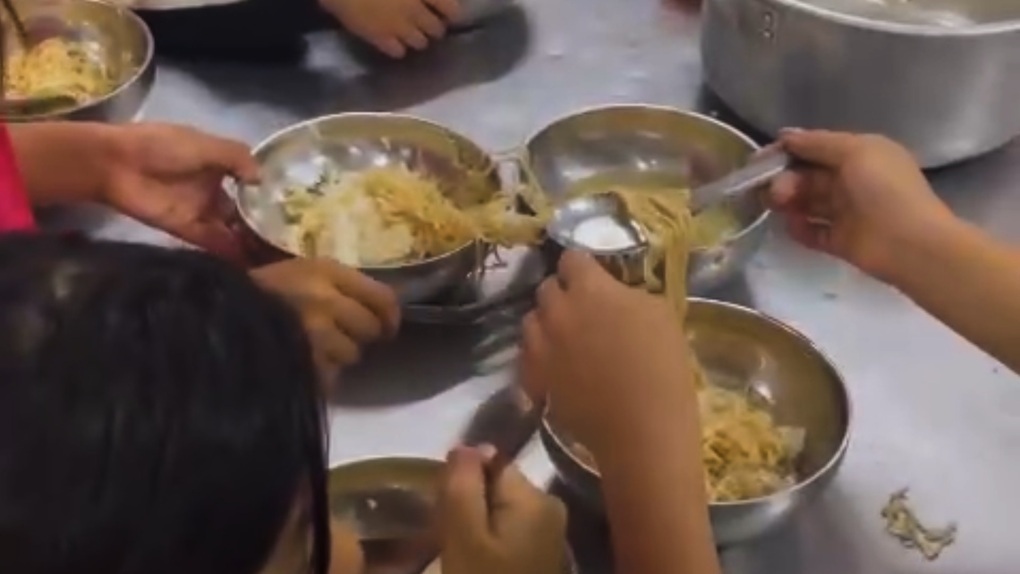Lào Cai báo cáo Thủ tướng việc học sinh ăn cơm chan canh mì tôm - 1 Lào Cai báo cáo Thủ tướng việc học sinh ăn cơm chan canh mì tôm - 1