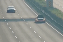 Trục trặc giữa đường cao tốc, siêu xe Lamborghini Huracan bị đâm vỡ nát