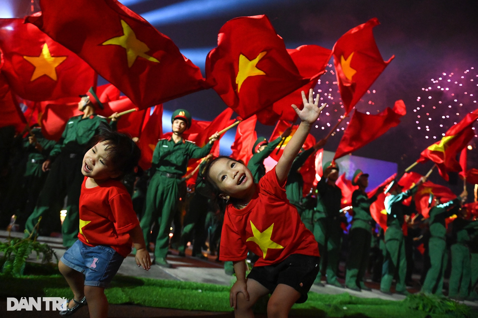 Pháo hoa rực sáng bầu trời Hà Nội chào mừng lễ kỷ niệm 30/4 - 4 Pháo hoa rực sáng bầu trời Hà Nội chào mừng lễ kỷ niệm 30/4 - 4
