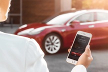 Lãnh đạo Ford tranh thủ "đá xoáy" Tesla sau sự cố không mở được cửa