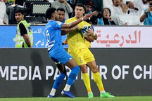 Ronaldo bị đuổi khỏi sân vì thúc cùi chỏ đối thủ, dọa xử cả trọng tài