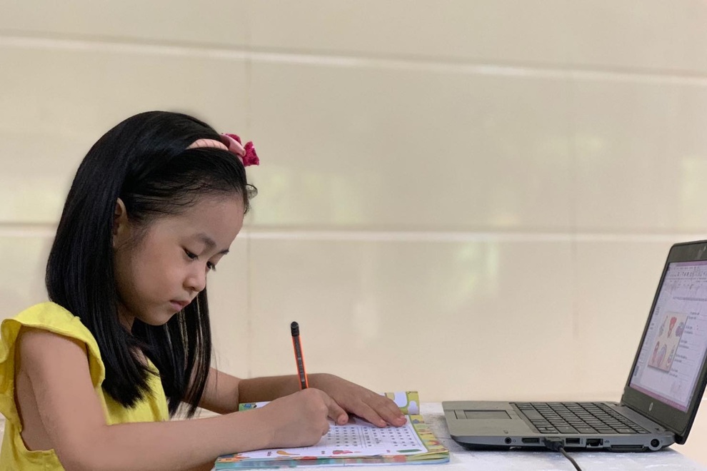 Giáo viên lao tâm khổ tứ chuẩn bị dạy trực tuyến cho học sinh lớp 1 - 3 Giáo viên lao tâm khổ tứ chuẩn bị dạy trực tuyến cho học sinh lớp 1 - 3