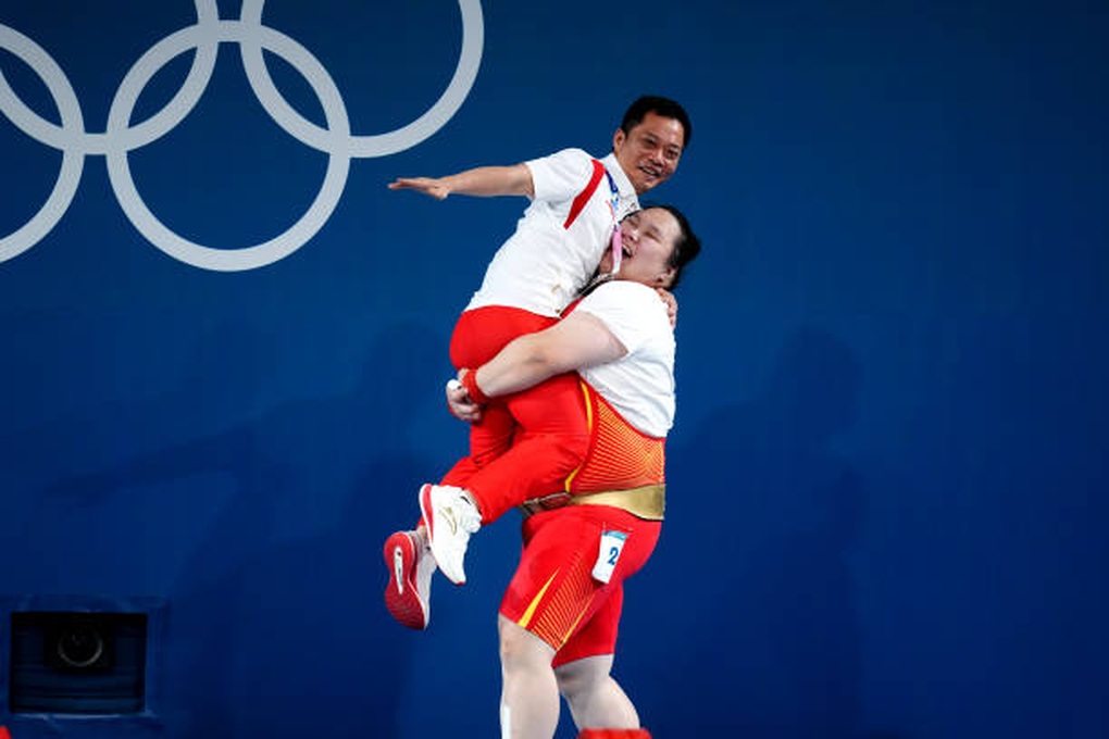 Vừa giành HCV Olympic, VĐV Trung Quốc có hành động khiến tất cả ngỡ ngàng - 2 Vừa giành HCV Olympic, VĐV Trung Quốc có hành động khiến tất cả ngỡ ngàng - 2