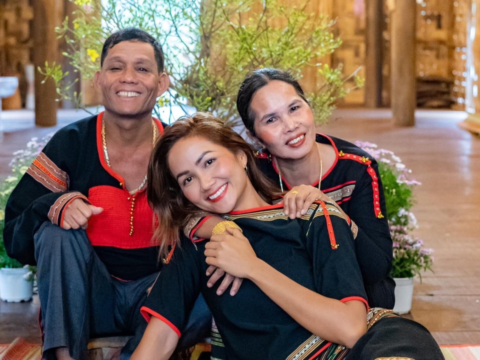 HHen Niê: Mỗi lần nhớ nhà Hen sẽ khóc, rồi chuyển khoản về cho gia đình - 3 HHen Niê: Mỗi lần nhớ nhà Hen sẽ khóc, rồi chuyển khoản về cho gia đình - 3