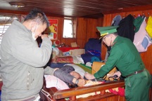 Vụ chìm tàu cá Quảng Nam: Đưa 11 ngư dân vào bờ, còn 4 người mất tích