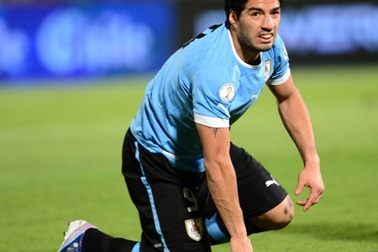 Ngựa quen đường cũ , Luis Suarez lại tiếp tục “chơi xấu”