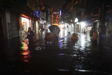 Trung tâm phố cổ Hà Nội tiếp tục ngập sâu trong biển nước