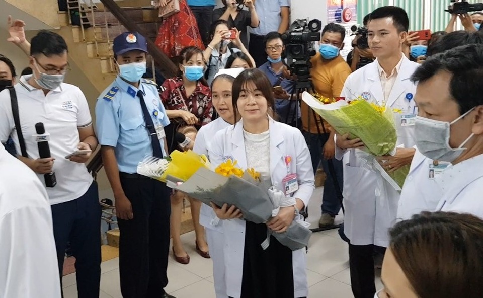 Nữ bác sĩ mang “trái tim rực lửa” cứu mạng người trong dịch bệnh Covid-19 - 1 Nữ bác sĩ mang “trái tim rực lửa” cứu mạng người trong dịch bệnh Covid-19 - 1