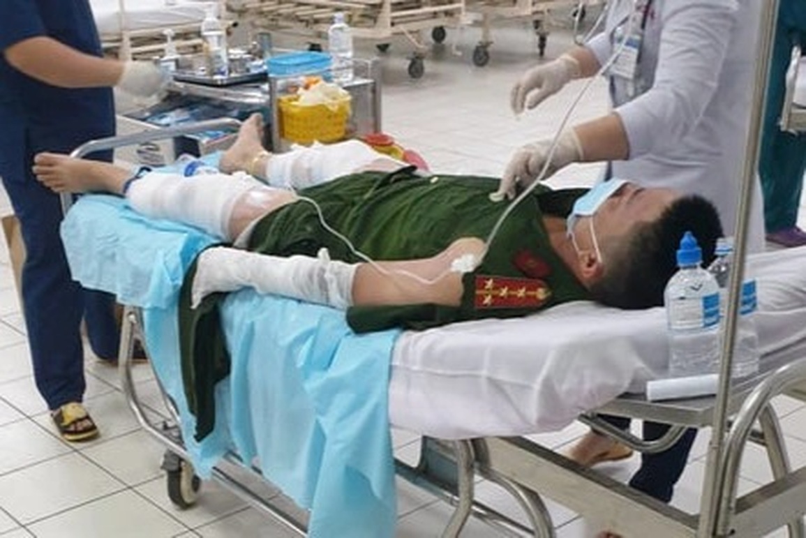 Diễn biến vụ tạt xăng phóng hỏa làm 4 cán bộ công an bị thương - 1 Diễn biến vụ tạt xăng phóng hỏa làm 4 cán bộ công an bị thương - 1
