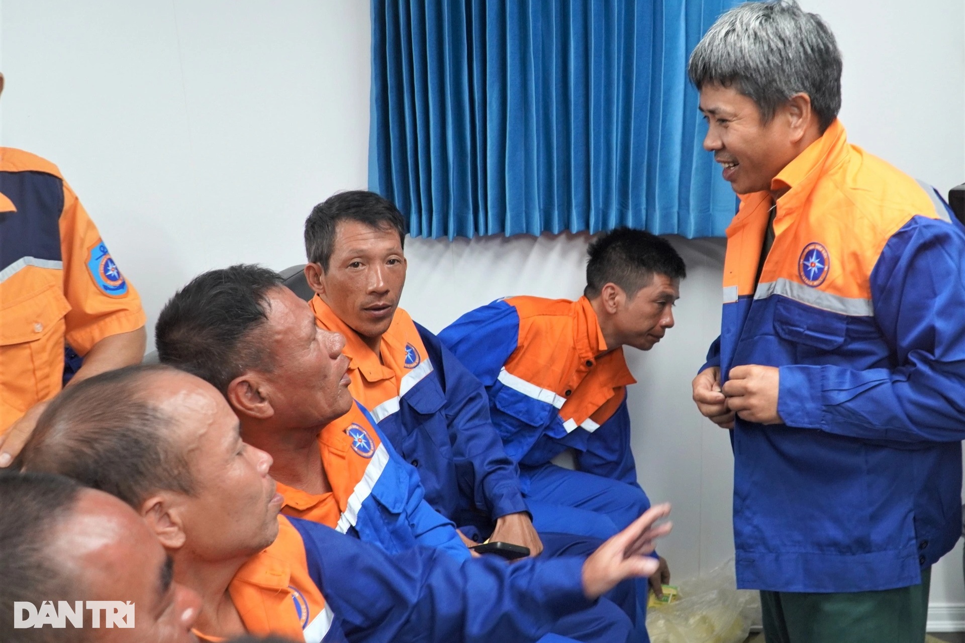 Vụ chìm tàu: Thuyền viên mắt đỏ hoe, ôm chầm nhau khi trở về đất liền - 5 Vụ chìm tàu: Thuyền viên mắt đỏ hoe, ôm chầm nhau khi trở về đất liền - 5