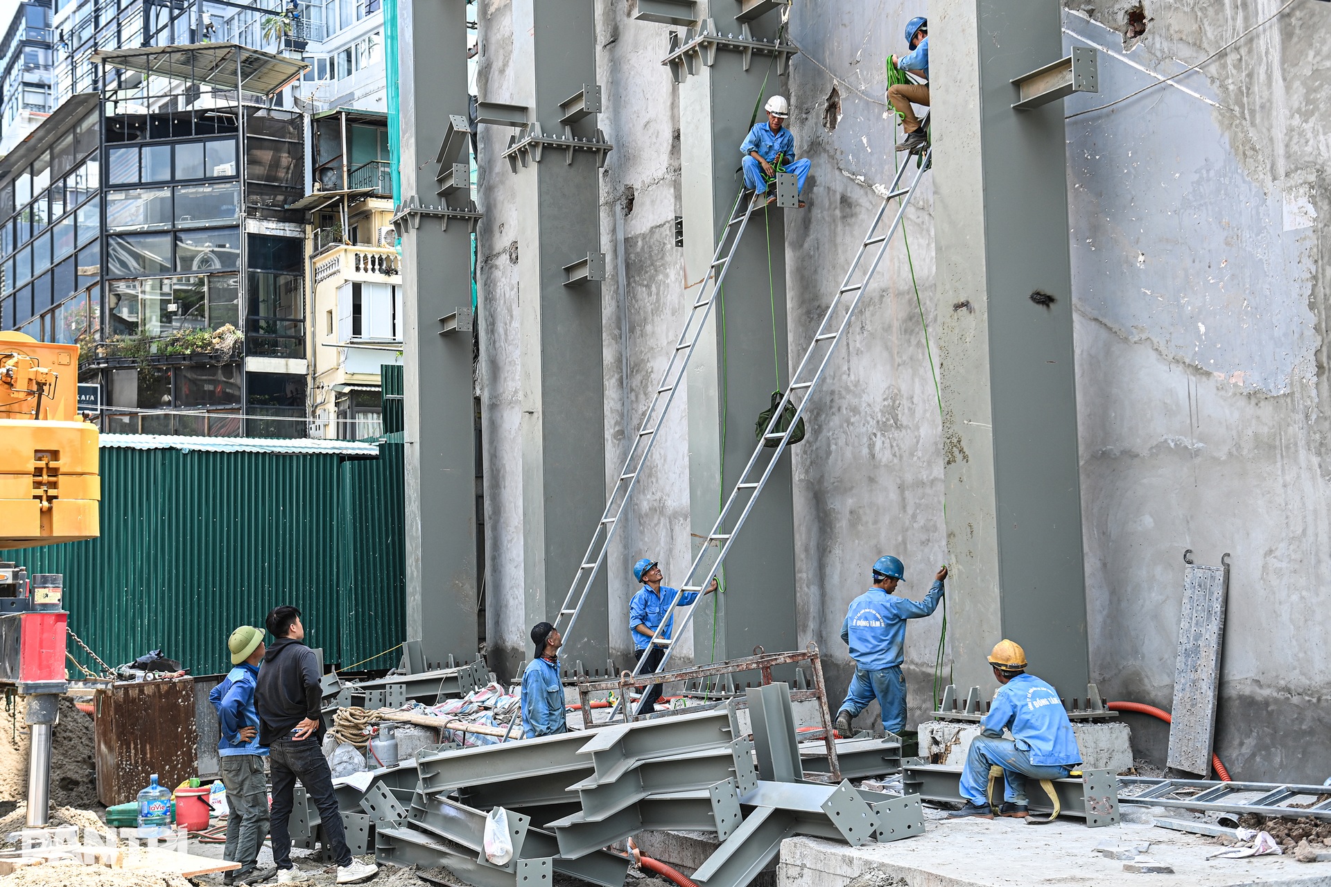 Cảnh khẩn trương dọn đồ đạc, trả mặt bằng cho dự án quảng trường ở hồ Gươm - 11 Cảnh khẩn trương dọn đồ đạc, trả mặt bằng cho dự án quảng trường ở hồ Gươm - 11