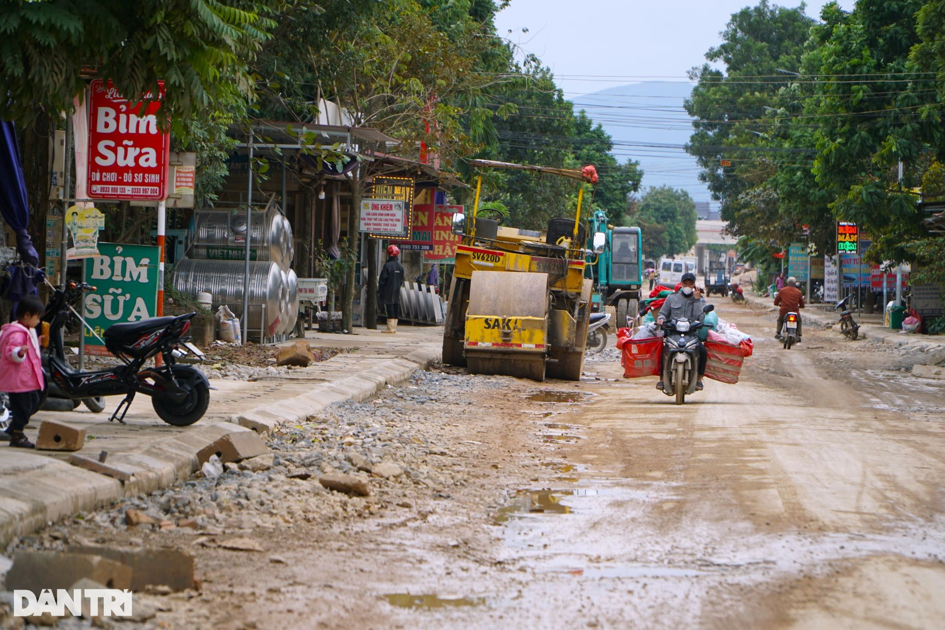 Đường bị băm nát, biến thành ao sau thi công cao tốc - 11 Đường bị băm nát, biến thành ao sau thi công cao tốc - 11