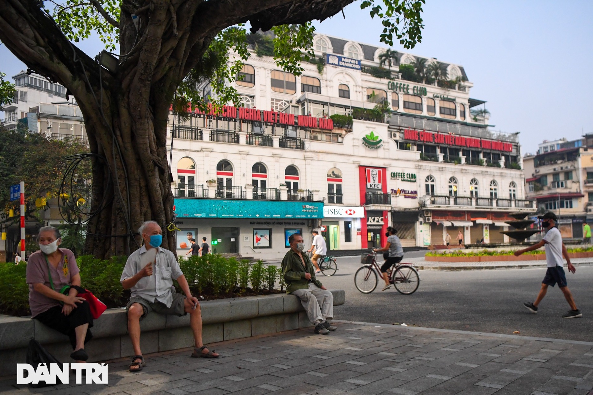 Ảnh ấn tượng tuần: Biển người đổ về cửa ngõ TPHCM đi các tỉnh miền Tây - 8 Ảnh ấn tượng tuần: Biển người đổ về cửa ngõ TPHCM đi các tỉnh miền Tây - 8