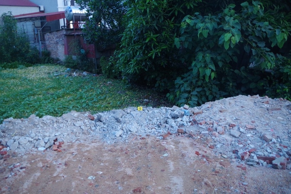 Khởi tố người đàn ông nhiều lần đổ đất đá lấp ao - 1 Khởi tố người đàn ông nhiều lần đổ đất đá lấp ao - 1