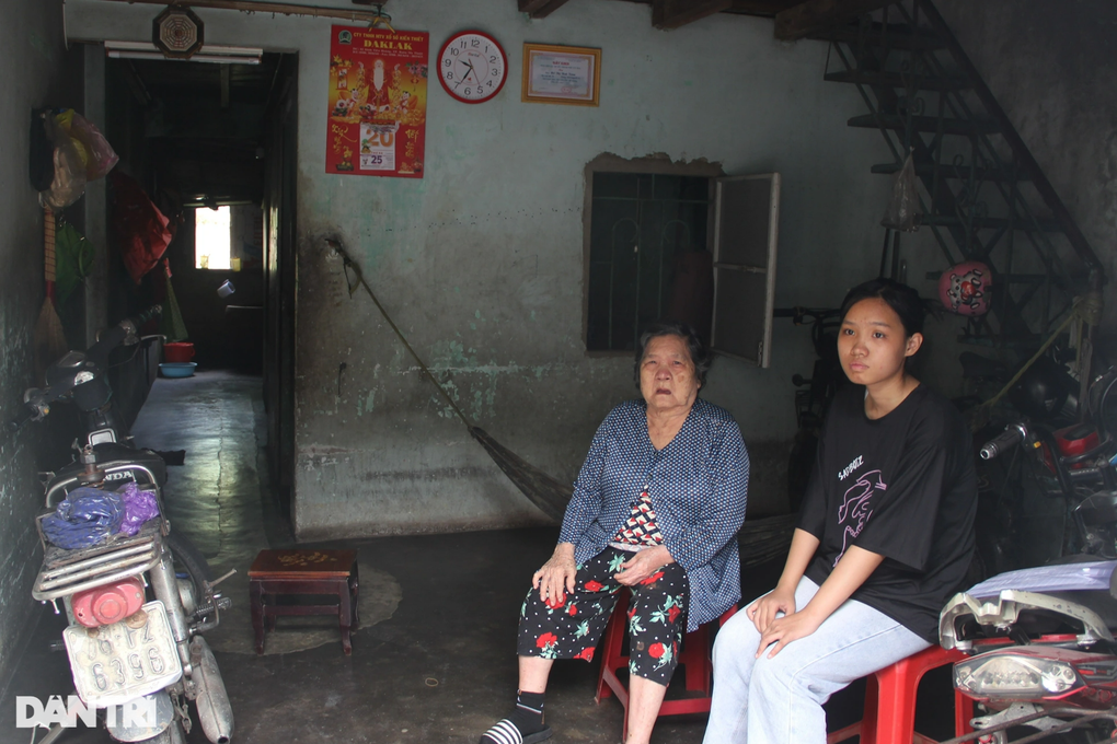 Khó khăn giăng lối đến giảng đường đại học của nữ sinh mồ côi cha mẹ - 3 Khó khăn giăng lối đến giảng đường đại học của nữ sinh mồ côi cha mẹ - 3