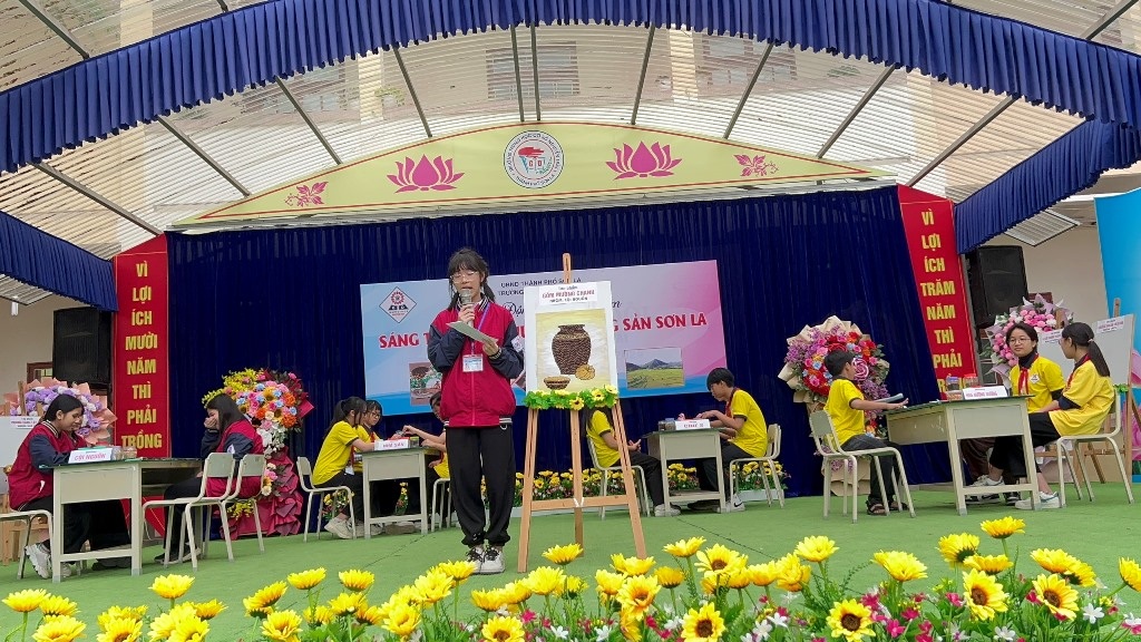 HS Ng Trai thuyet trinh ve san pham Binh gom.jpg HS Ng Trai thuyet trinh ve san pham Binh gom.jpg