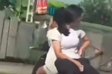 Xử phạt 2 nữ sinh "diễn xiếc" trên xe máy điện