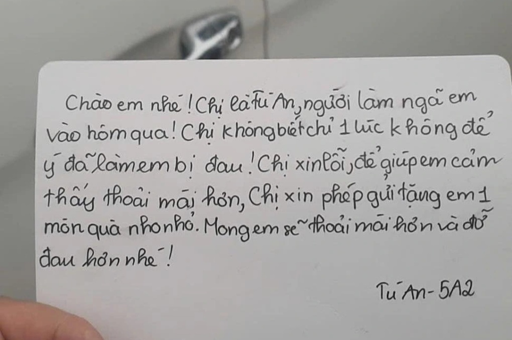 Vô tình làm bạn bị thương, tấm thiệp của cô bé lớp 5 ở Hà Nội gây xúc động - 1 Vô tình làm bạn bị thương, tấm thiệp của cô bé lớp 5 ở Hà Nội gây xúc động - 1