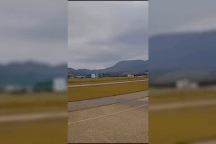 Suýt xảy ra thảm họa hàng không: Máy bay đánh lái né trực thăng trên trời