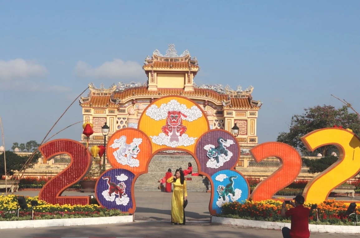 Sắc xuân rực rỡ phố Huế - 9 Sắc xuân rực rỡ phố Huế - 9