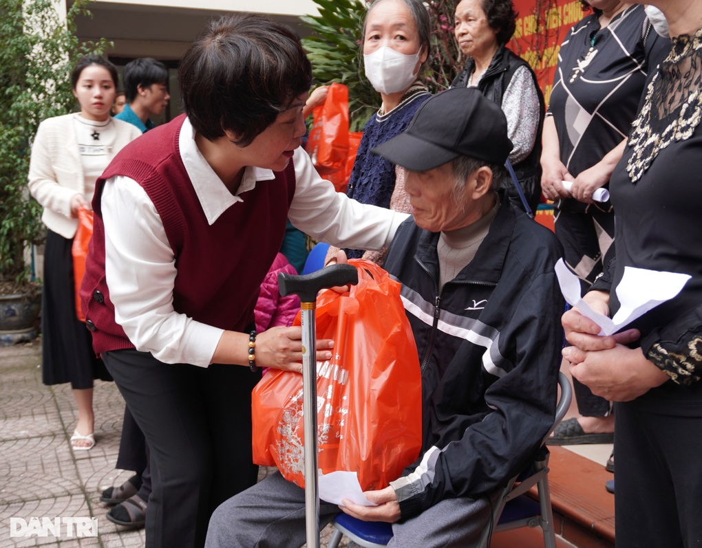 Sẻ chia yêu thương với các gia đình khó khăn, để ai cũng có Tết - 2 Sẻ chia yêu thương với các gia đình khó khăn, để ai cũng có Tết - 2