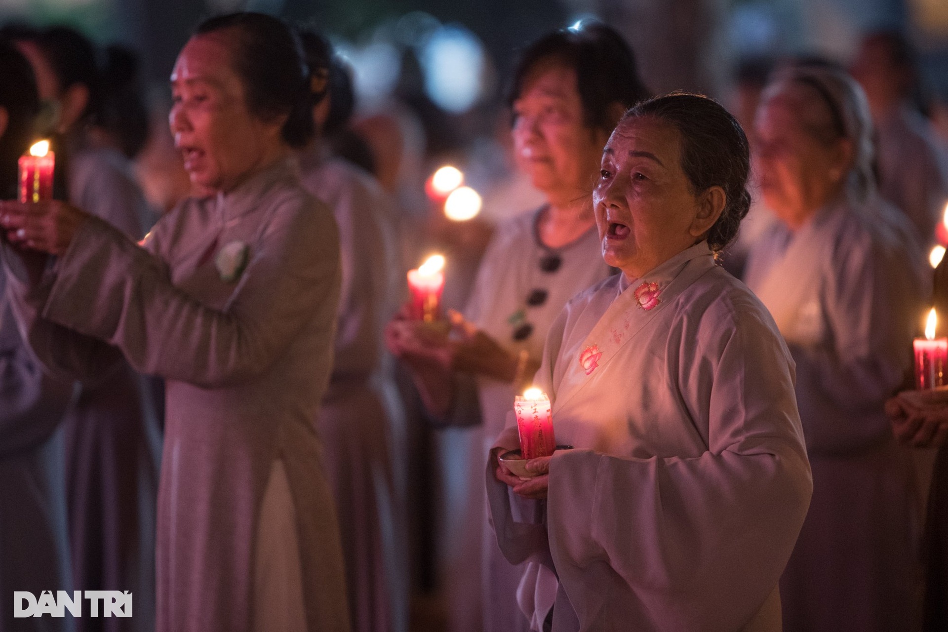 Hàng ngàn ngọn hoa đăng lung linh tại đại lễ kỷ niệm Đức Phật A Di Đà - 7 Hàng ngàn ngọn hoa đăng lung linh tại đại lễ kỷ niệm Đức Phật A Di Đà - 7
