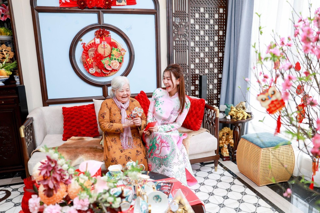 MC Hải Anh quây quần bên gia đình ngày đầu năm Giáp Thìn - 5 MC Hải Anh quây quần bên gia đình ngày đầu năm Giáp Thìn - 5