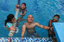 "Người thầy không chân" dạy bơi miễn phí cho trẻ mồ côi